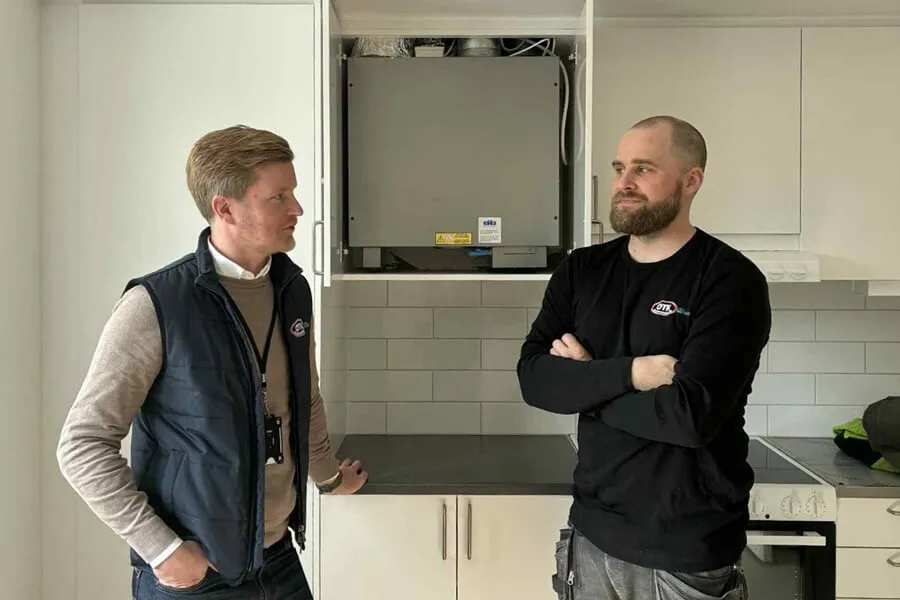 OTK Klimatinstallationer framför ett ventilationsaggregat i Romberga